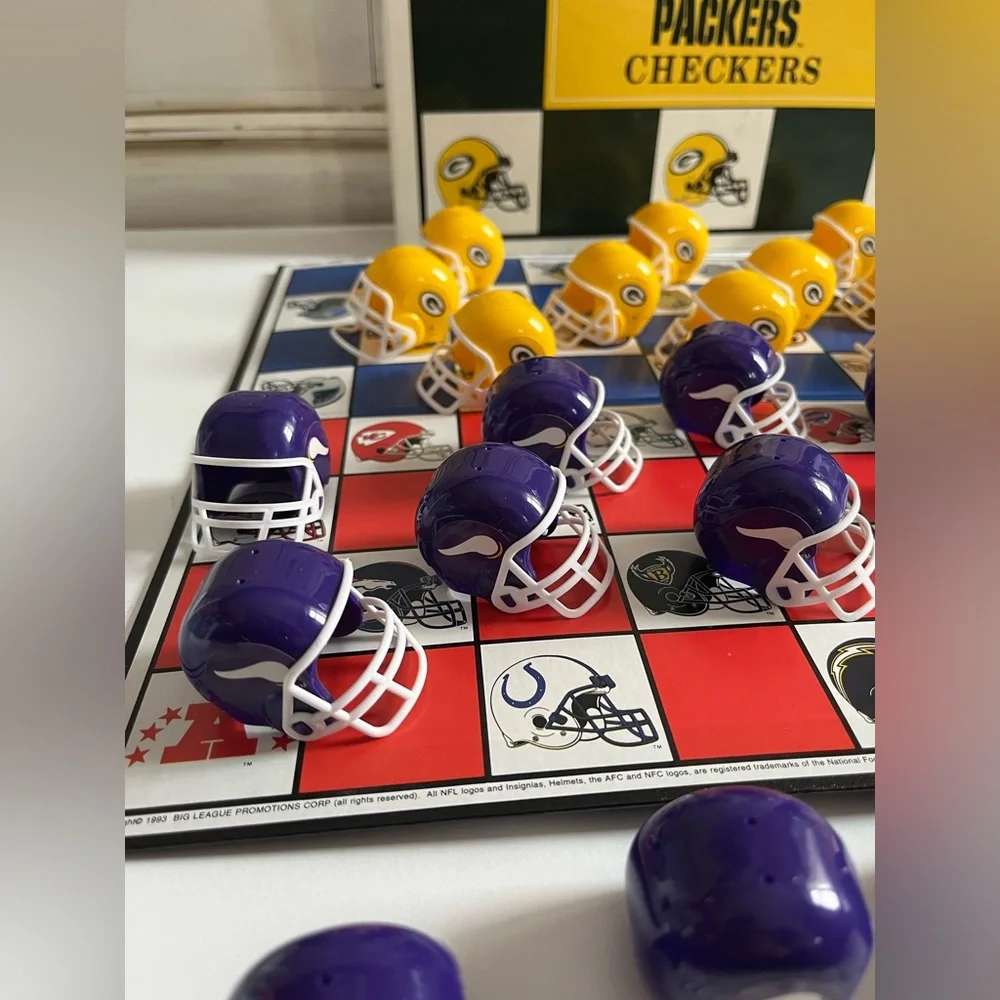 Vintage 1993 NFL GREEN BAY PACKERS vs VIKINGS NFL Helmet Checkers Board Game